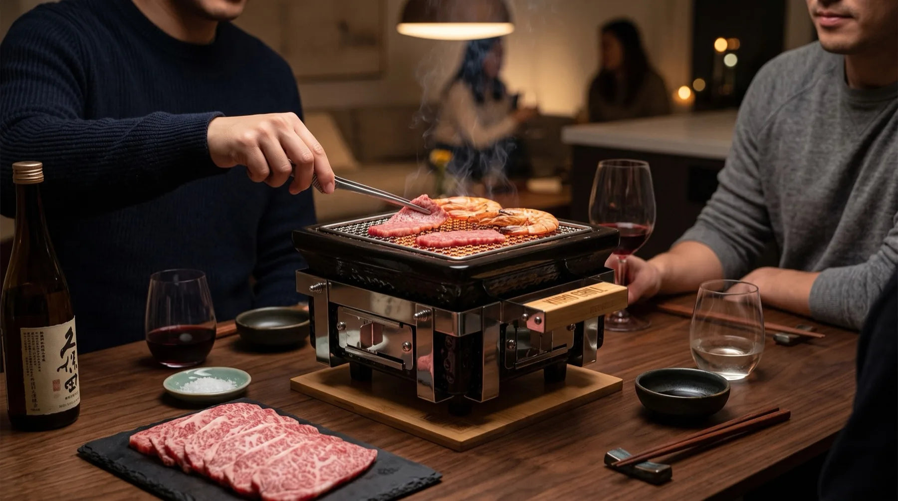 Kuro Grill mini en el centro de una mesa de comedor durante una cena