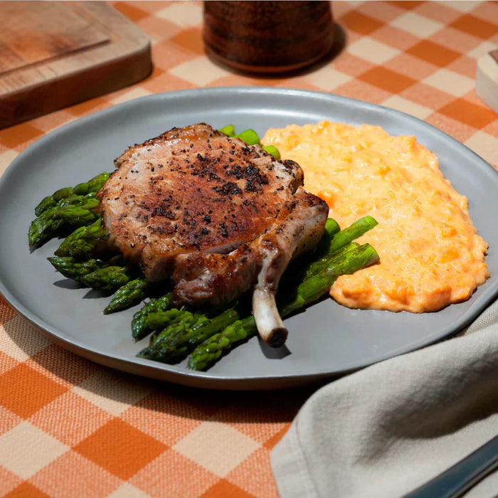 Chuleta de Cerdo con Puré de Camote y Espárragos Salteados