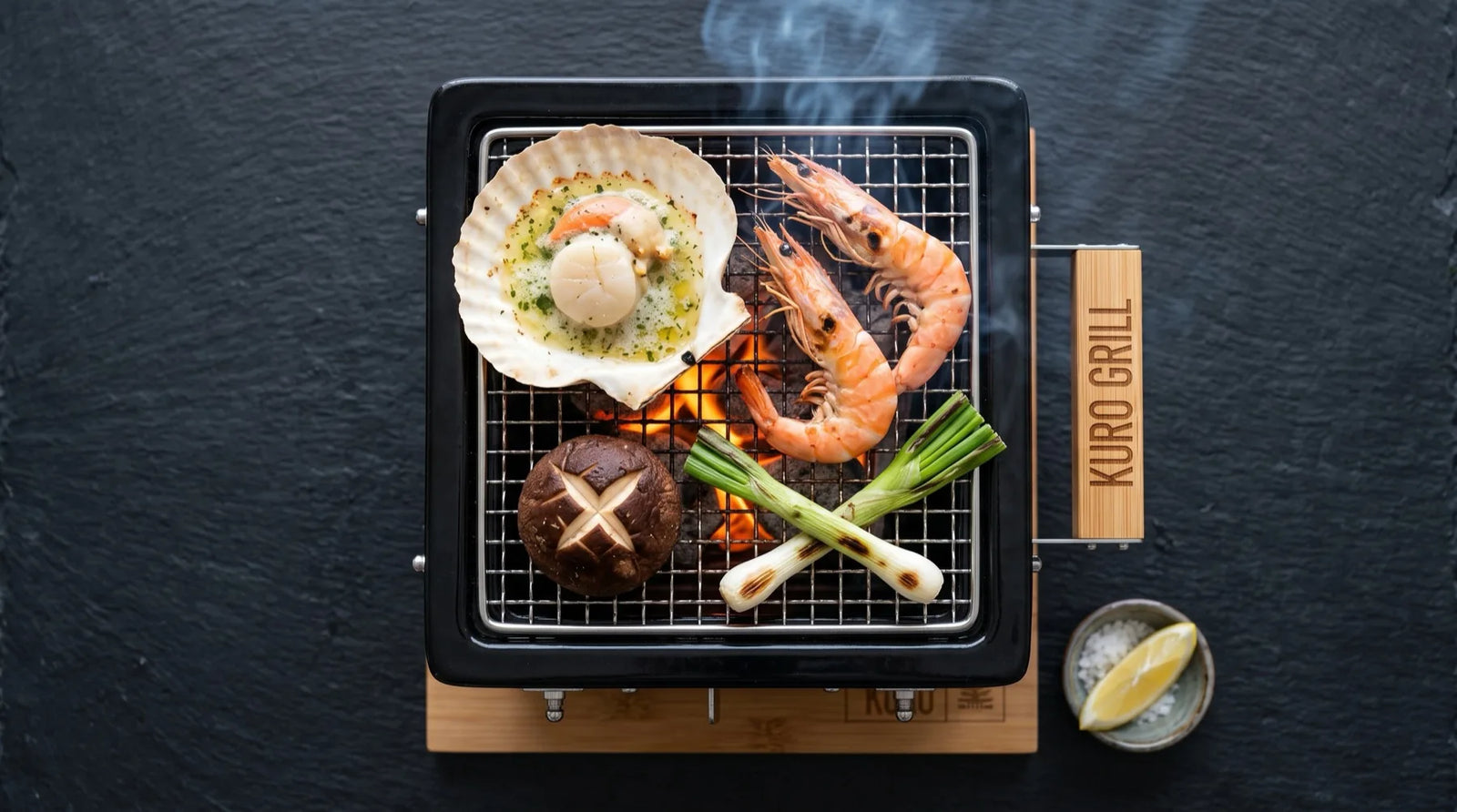 Callo de hacha a la brasa sobre un asador japonés Kuro Grill