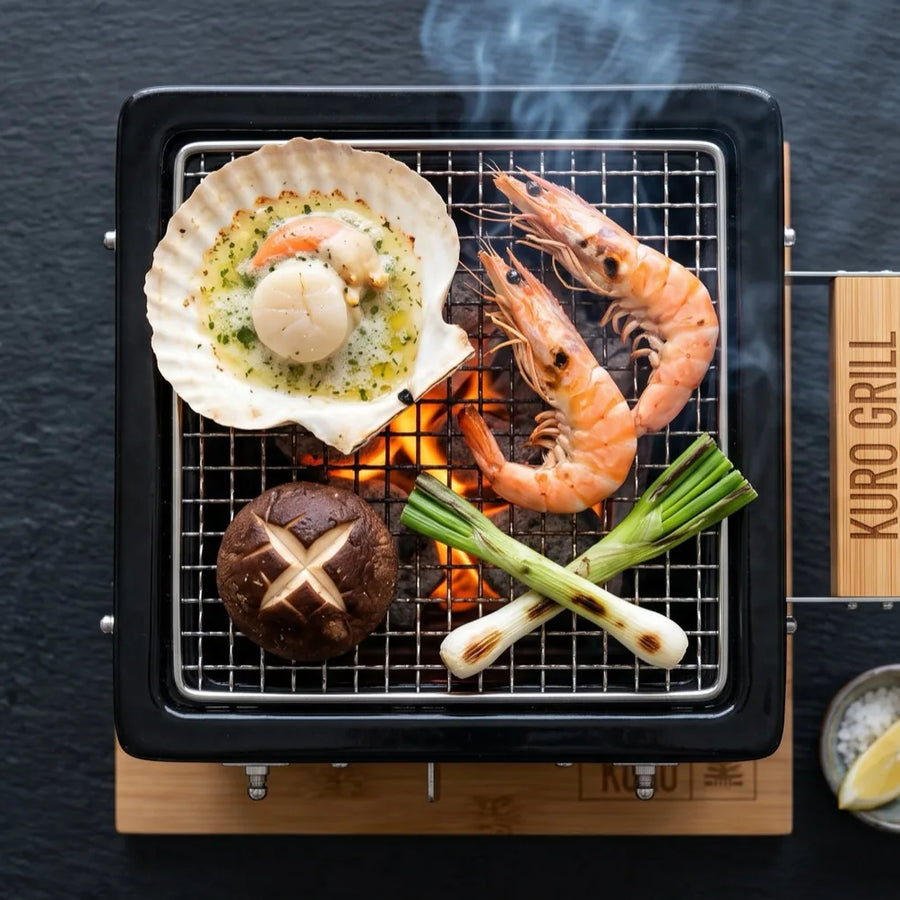 Callo de hacha a la brasa sobre un asador japonés Kuro Grill