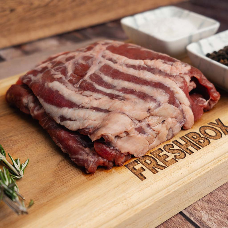 arrachera sobre tabla de madera con condimentos