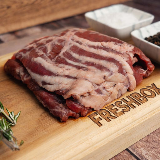 arrachera sobre tabla de madera con condimentos