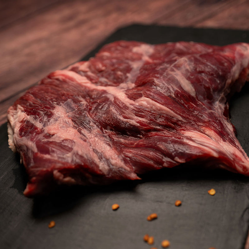 arrachera sobre plato negro