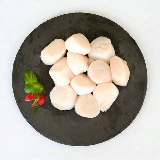 callo de hacha en plato negro con fondo blanco