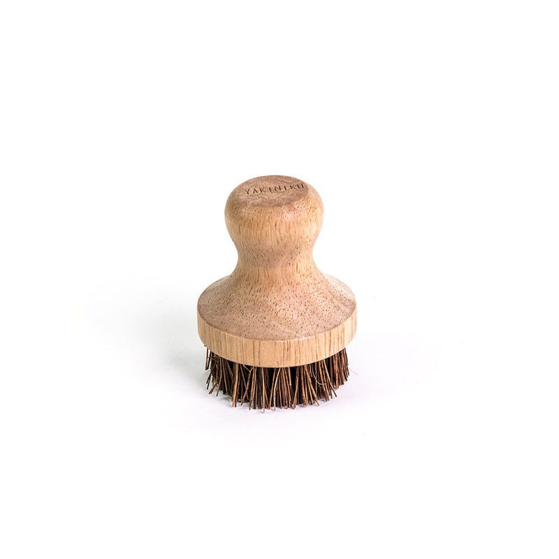 Cepillo para ceniza hibachi – limpieza suave y eficiente de residuos de carbón en parrilla japonesa.