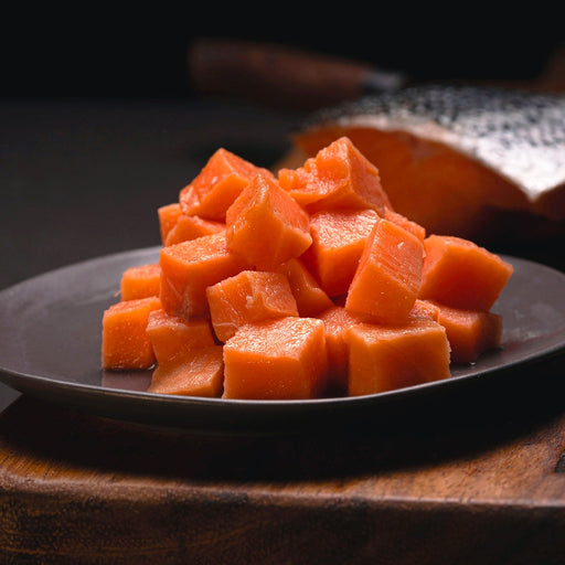 Cubos de salmón atlántico color naranja intenso, listos para usar