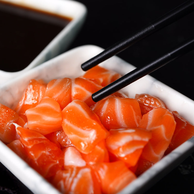 Cubos de salmón Ora King con marmoleo fino y color naranja vibrante