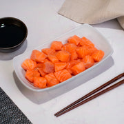 Cubos de salmón Ora King con marmoleo fino y color naranja vibrante