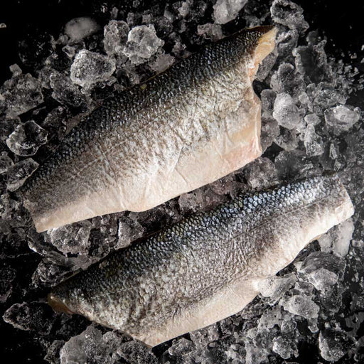 Filete de branzino con piel dorada, textura delicada y corte limpio
