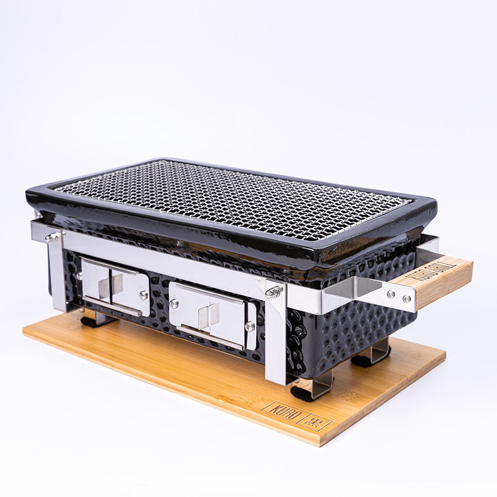 Hibachi Rectangular Kuro Grill preparando brochetas yakitori