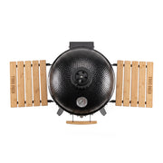 Kamado 18 Kuro Grill ahumando carnes con deflector de calor