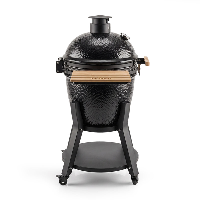 Kamado 18 Kuro Grill vista frontal con mesas laterales de bambú
