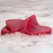 Medallones de atún aleta amarilla frescos sobre hielo