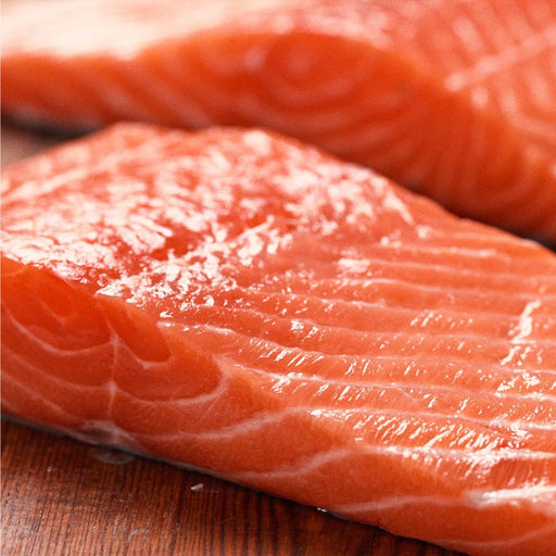 Postas de salmón Ora King de alta gama, destacando su color vibrante y el marmoleo natural que define a esta especie neozelandesa