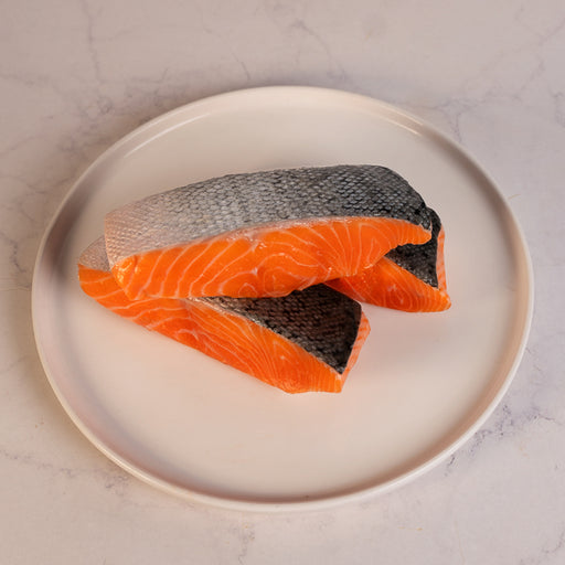 Postas de salmón Ora King de alta gama, destacando su color vibrante y el marmoleo natural que define a esta especie neozelandesa