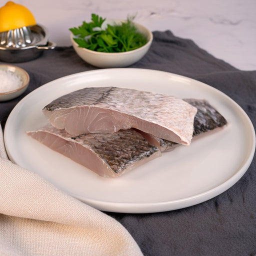Steak de robalo con piel, carne blanca firme y corte premium