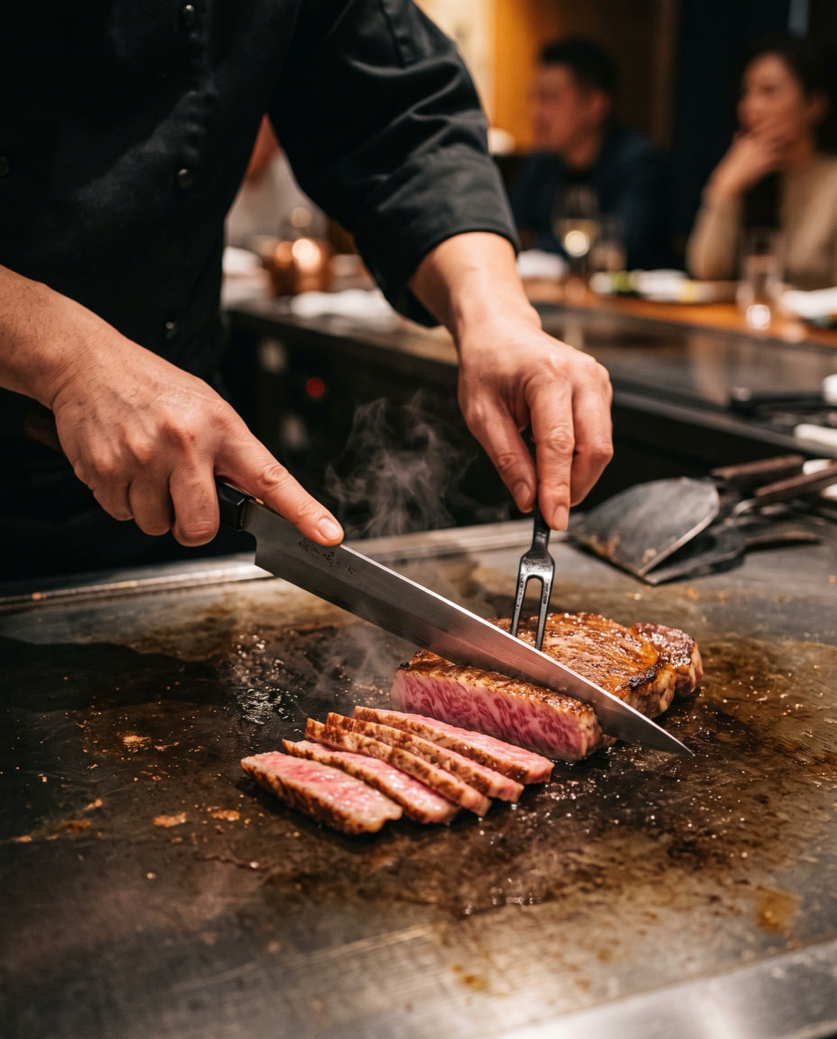 Corte de una pieza de Wagyu con cuchillo japonés