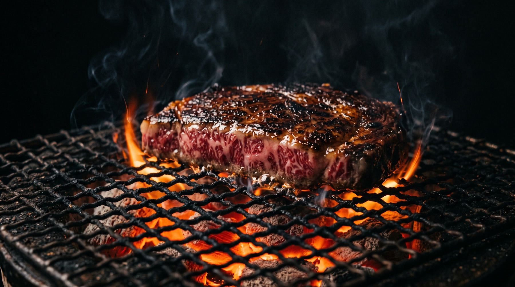 Wagyu sellándose al carbón binchotan